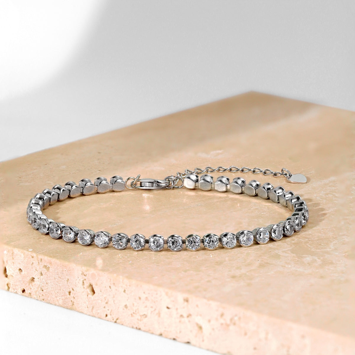 [Lumi Jewels]Ornate  Sparkling Round Cut Daily Bracelet