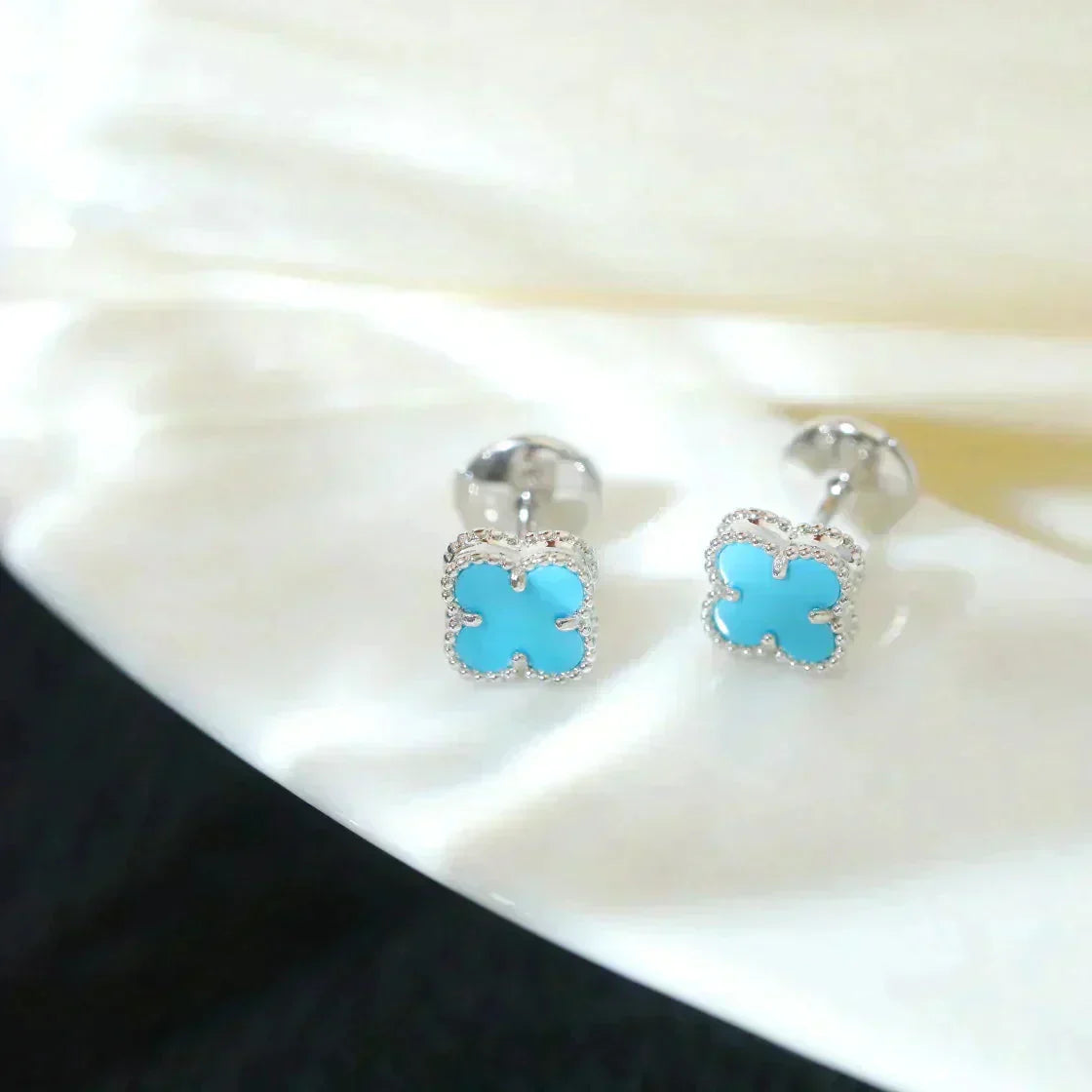 [Lumi Jewels]CLOVER MINI 9.5MM ONYX STUD EARRINGS SILVER