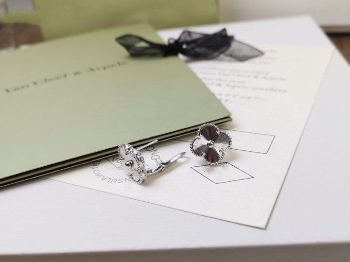 [Lumi Jewels]CLOVER MEDIUM STUD EARRINGS