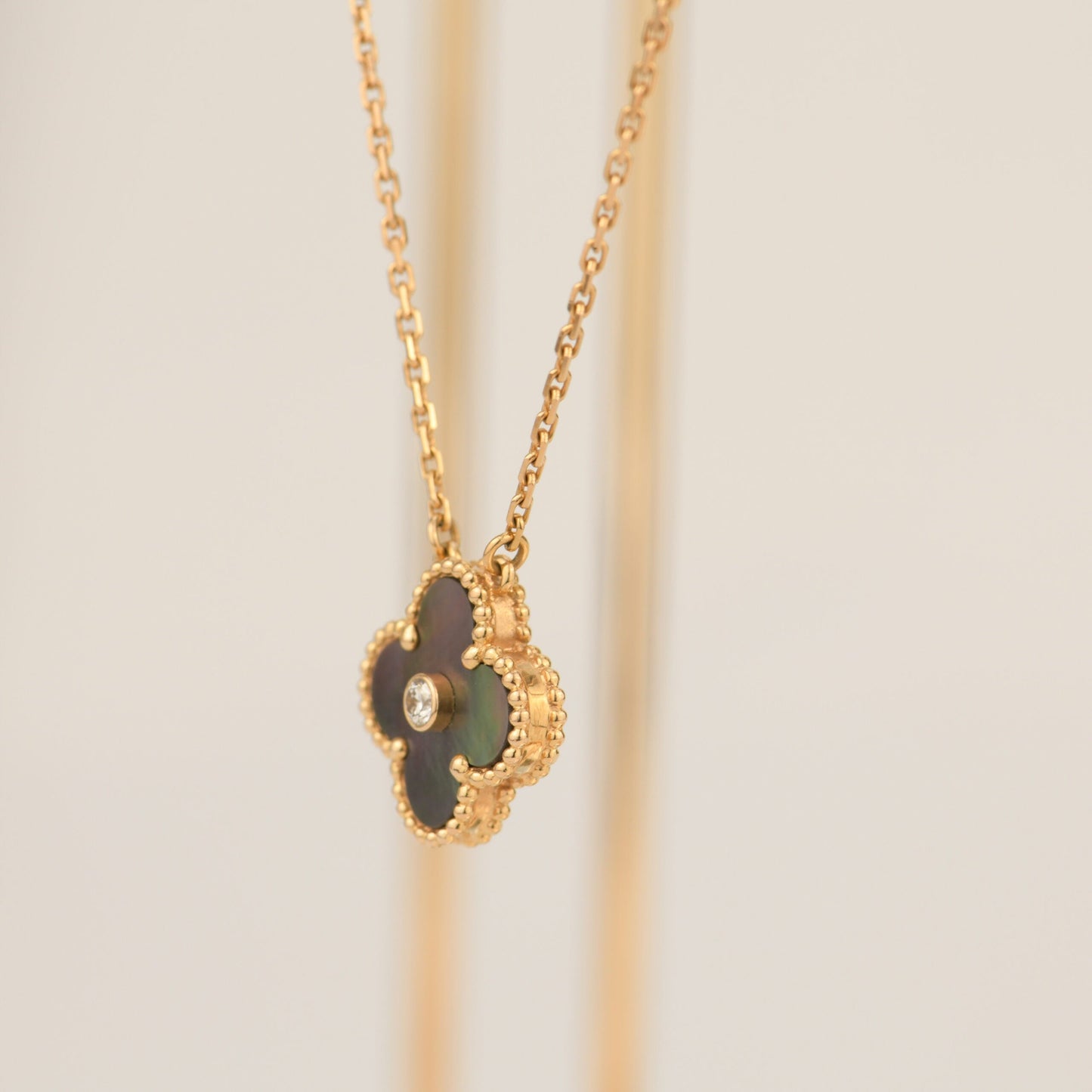 [Lumi Jewels]CLOVER 15MM DIAMOND AND MOTHER-OF-GREY NECKLACE