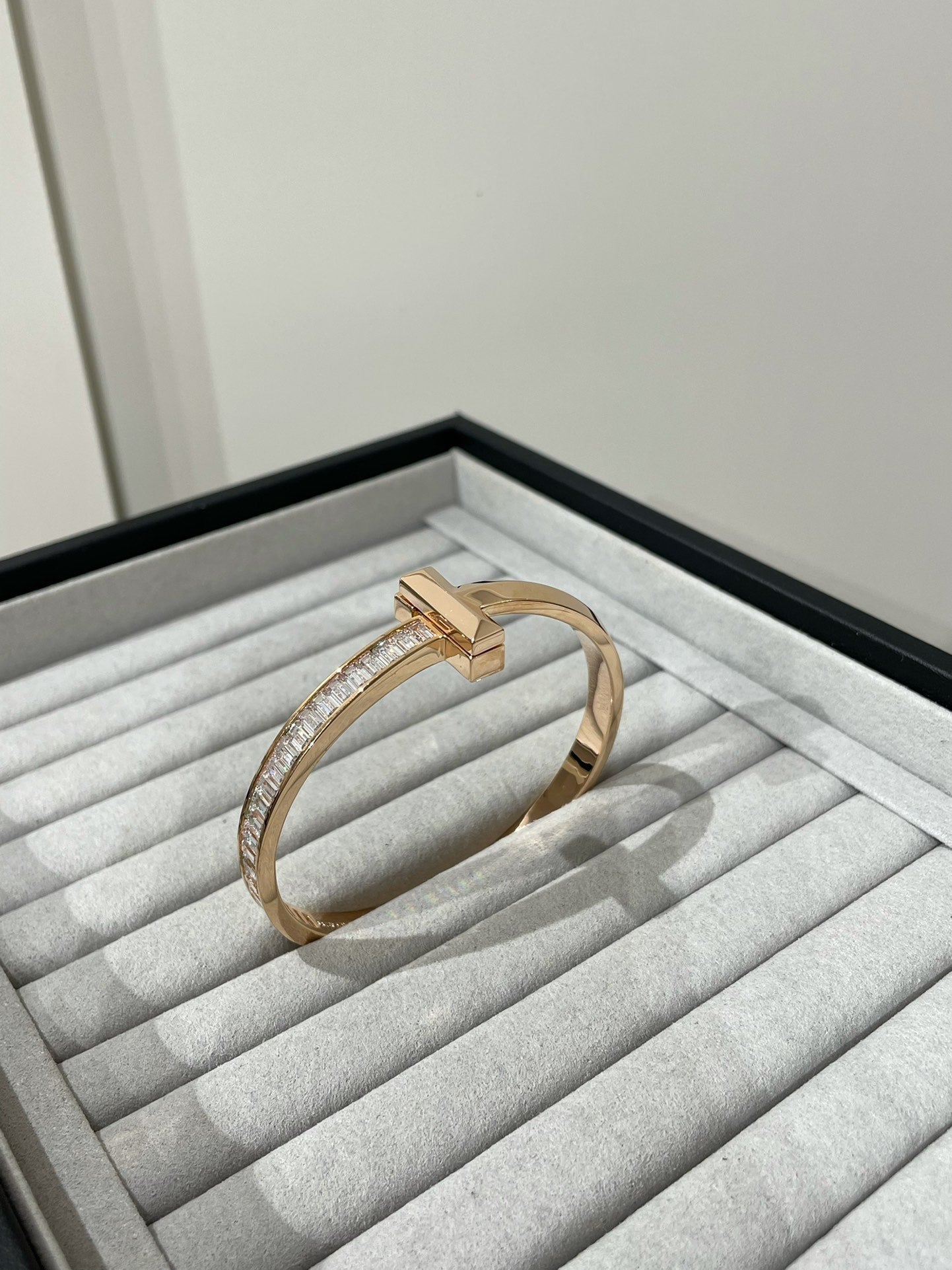 [Lumi Jewelry]WIDE HINGED BANGLE PINK GOLD WITH BAGUETTE DIAMONDS