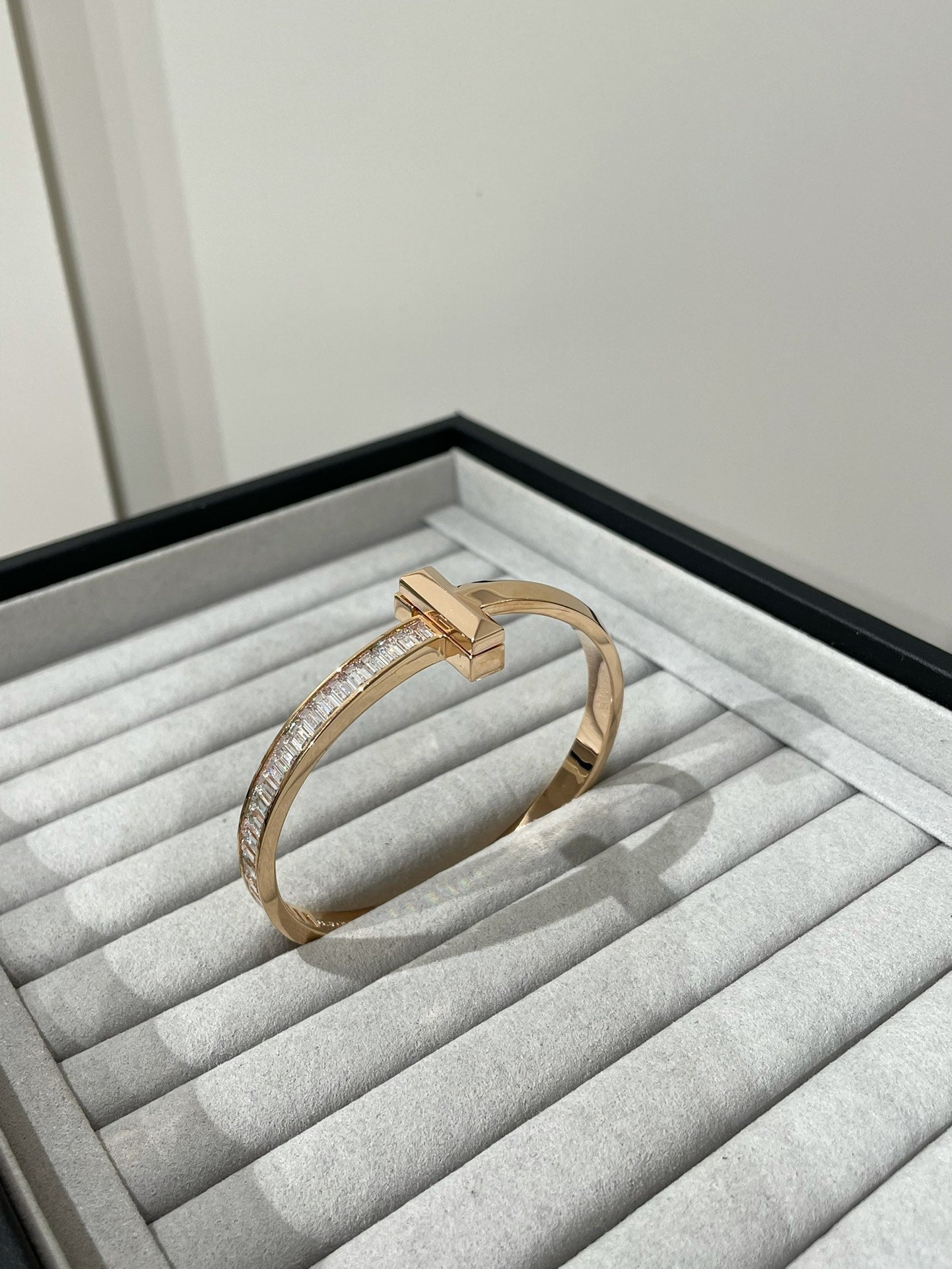 [Lumi Jewelry]WIDE HINGED BANGLE PINK GOLD WITH BAGUETTE DIAMONDS