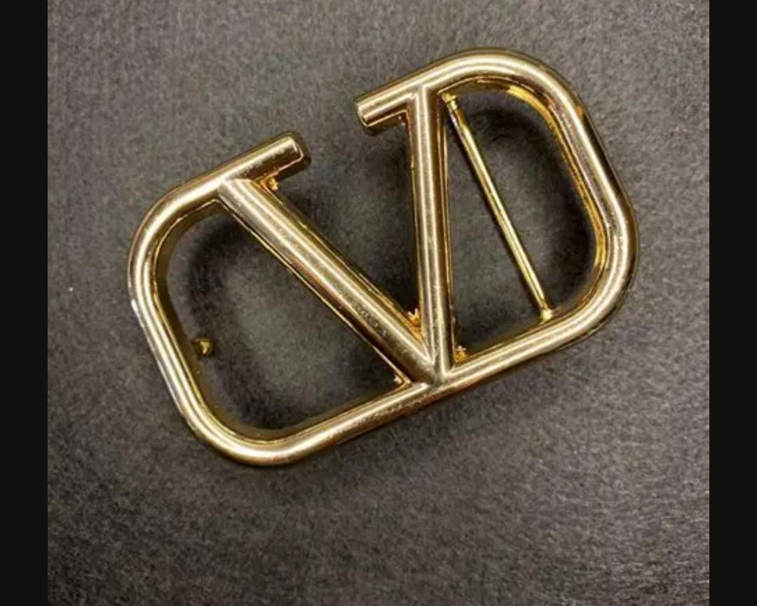 Gold‑tone buckle&Black‑tone buckle